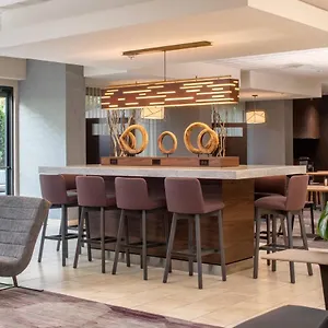 Courtyard By Marriott Airport Hotel